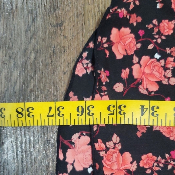 Que Pink and Black Floral Rose Lightweight V-Neck 3/4 Sleeve Nightie - Picture 5 of 9